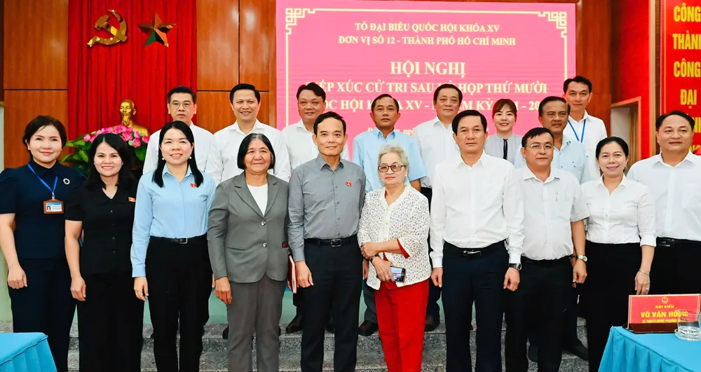 ທ່ານ ເຈິ່ນຫລິວກວາງ ເລຂາພັກນະຄອນໂຮ່ຈິມິນ ແລະ ຜູ້ແທນຈາກເຂດເລືອກຕັ້ງເລກທີ 12 ຖ່າຍຮູບກັບຜູ້ມີສິດເລືອກຕັ້ງຢູ່ບ້ານດົງຮວ່າ. ພາບ: ຫວຽດຢຸງ gen-h-z7332917892794_c4939da84166d2d7815432db41f04820.jpg