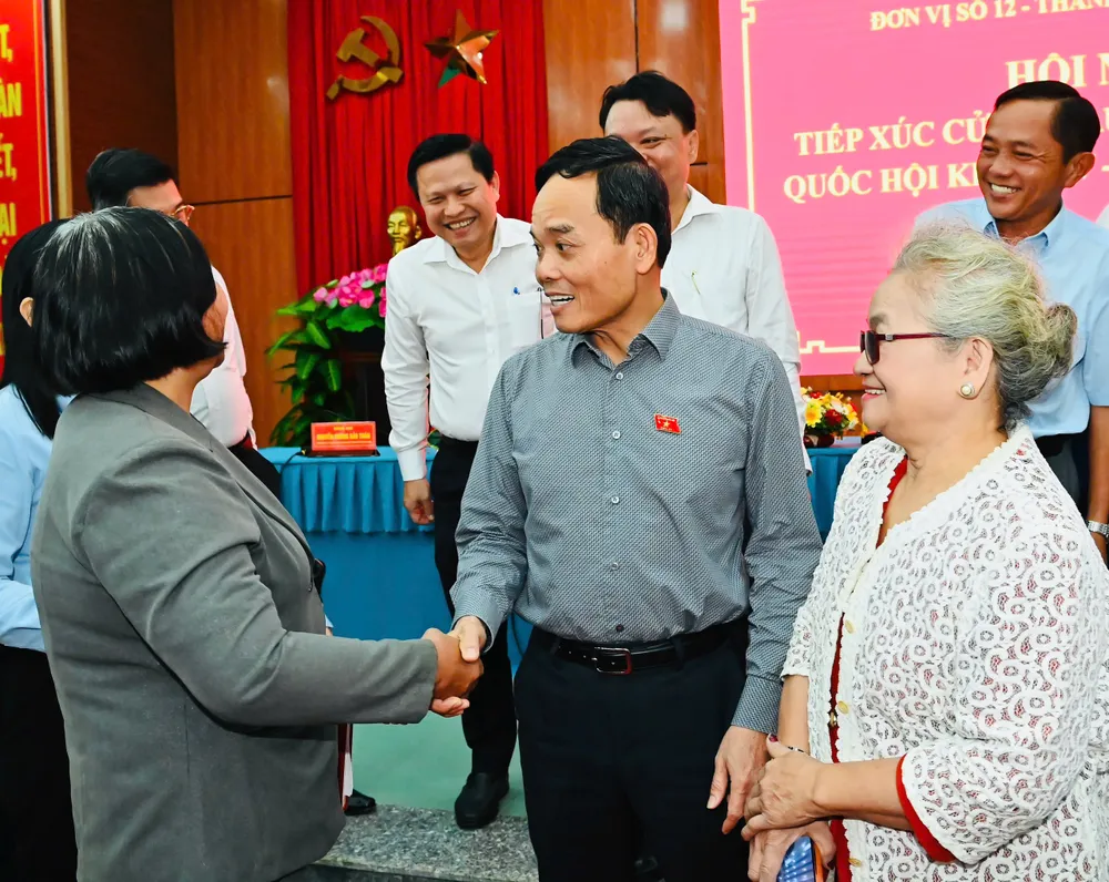 ທ່ານເລຂາຄະນະພັກນະຄອນໂຮ່ຈິມິນ ເຈິ່ນຫລິວກວາງ ໂອ້ລົມກັບຜູ້ມີສິດເລືອກຕັ້ງພາຍຫຼັງກອງປະຊຸມ. ພາບ: ຫວຽດຢຸງ gen-h-z7332917910577_2954613484dff9ebe23a7f9b8f41501a.jpg