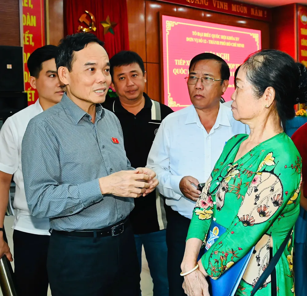 ທ່ານເລຂາຄະນະພັກນະຄອນໂຮ່ຈິມິນ ເຈິ່ນຫລິວກວາງ ໂອ້ລົມກັບຜູ້ມີສິດເລືອກຕັ້ງພາຍຫຼັງກອງປະຊຸມ. ພາບ: ຫວຽດຢຸງ gen-h-z7332917920863_6ee8831277029fc8a2bc8b0e9d3c387c.jpg