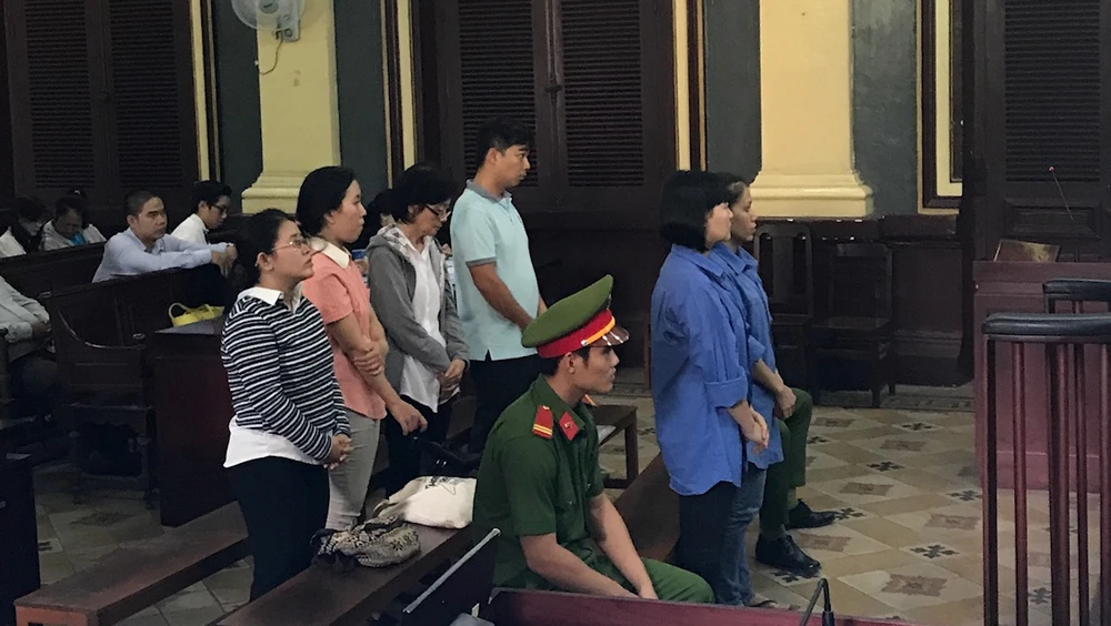 Có dấu hiệu lọt người, lọt tội trong vụ chiếm đoạt tiền ở Ngân hàng Bản Việt ảnh 2 Có dấu hiệu lọt người, lọt tội trong vụ chiếm đoạt tiền ở Ngân hàng Bản Việt ảnh 2