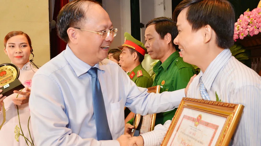 Đồng chí Tất Thành Cang, Ủy viên Trung ương Đảng, Phó Bí thư Thường trực Thành ủy TPHCM tuyên dương những điển hình Dân vận khéo. Ảnh: VIỆT DŨNG