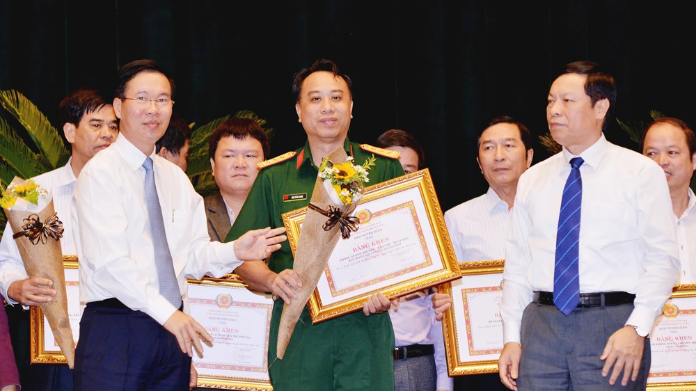 Ban Tuyên giáo Trung ương tặng Bằng khen cho tập thể, cá nhân đạt thành tích xuất sắc