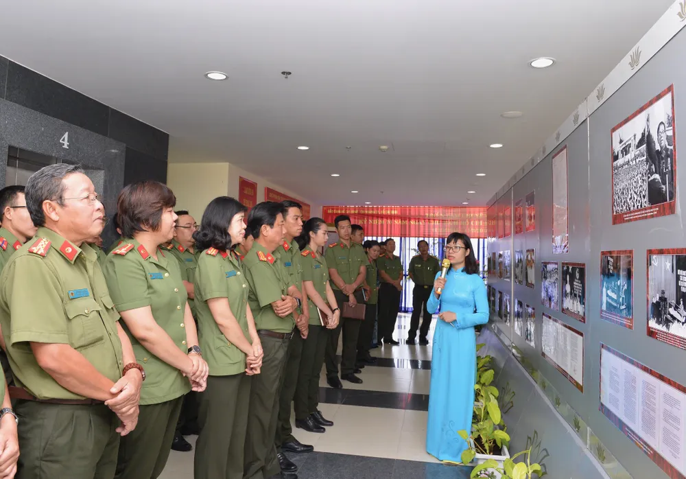Triển lãm ảnh công an nhân dân thực hiện 6 điều Bác dạy ảnh 1