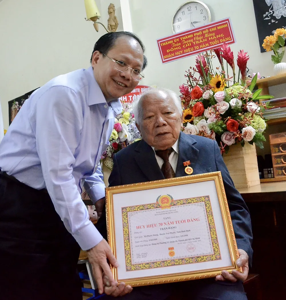 Quận 10, quận 11 trao Huy hiệu Đảng cho 122 đảng viên cao tuổi Đảng  ảnh 4
