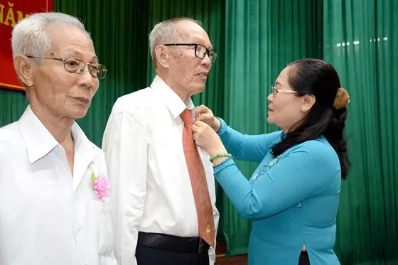 Quận 10, quận 11 trao Huy hiệu Đảng cho 122 đảng viên cao tuổi Đảng  ảnh 2