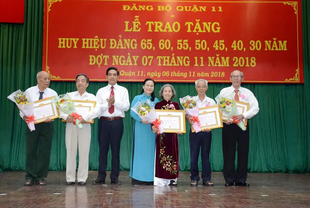 Quận 10, quận 11 trao Huy hiệu Đảng cho 122 đảng viên cao tuổi Đảng  ảnh 3