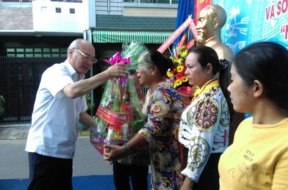 Đồng chí Phan Nguyễn Như Khuê, Trưởng Ban Tuyên giáo Thành ủy TPHCM, tặng quà các hộ dân có hoàn cảnh khó khăn của khu phố 5 phường Tân Sơn Nhì. Ảnh: ÁI CHÂN