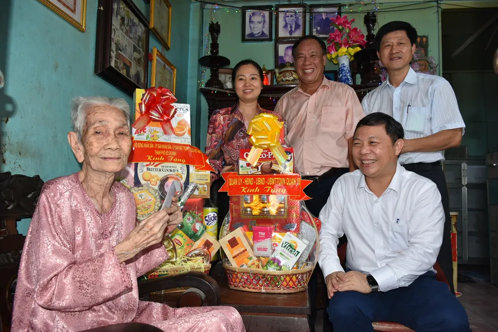 Phó Chủ tịch UBND TPHCM Dương Anh Đức thăm các gia đình chính sách ảnh 1 Phó Chủ tịch UBND TPHCM Dương Anh Đức thăm các gia đình chính sách ảnh 1