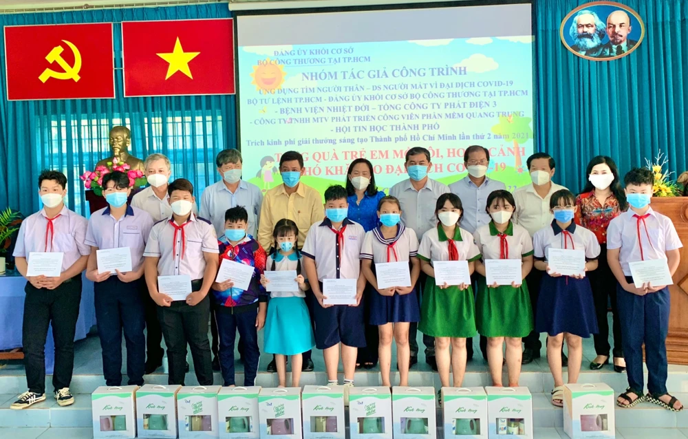 Tặng quà học sinh mồ côi vì Covid-19 ảnh 1 Tặng quà học sinh mồ côi vì Covid-19 ảnh 1