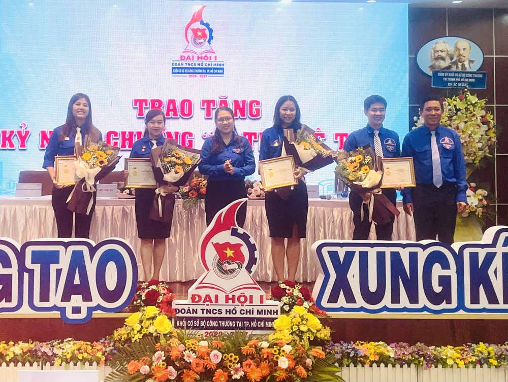 Đồng chí Trần Xuân Điền (bìa phải) và chị Nguyễn Phương Thảo (giữa) chúc mừng các cá nhân nhận Kỷ niệm chương Vì thế hệ trẻ