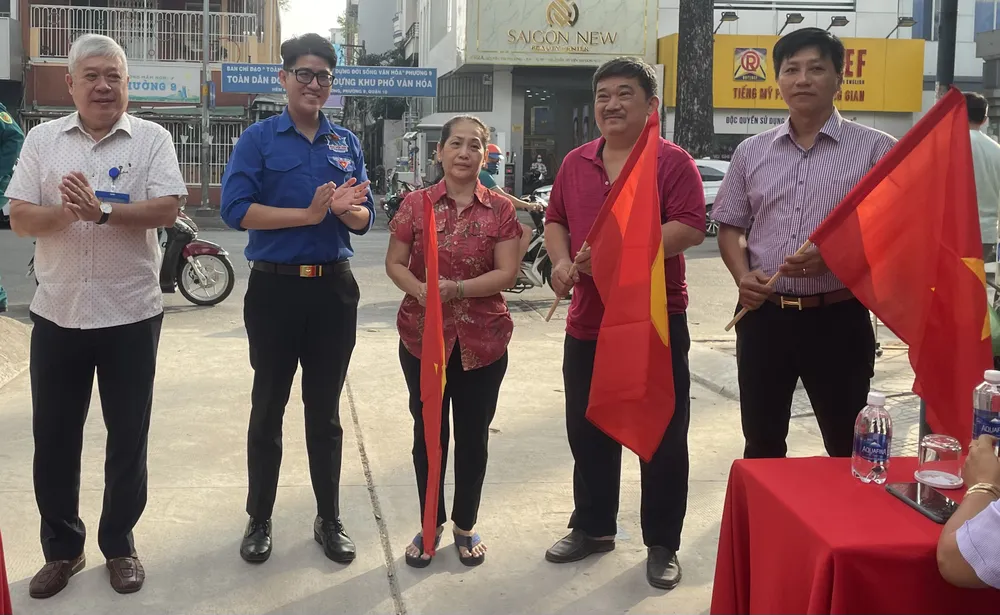 Hội Cựu chiến binh phường 8 phối hợp Đoàn Thanh niên phường trao cờ Tổ quốc cho các hộ dân sinh sống tại tuyến hẻm 529 Nguyễn Tri Phương