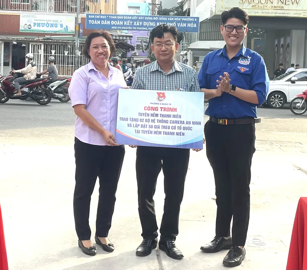 Trao 2 bộ hệ thống camera an ninh cho các hộ dân