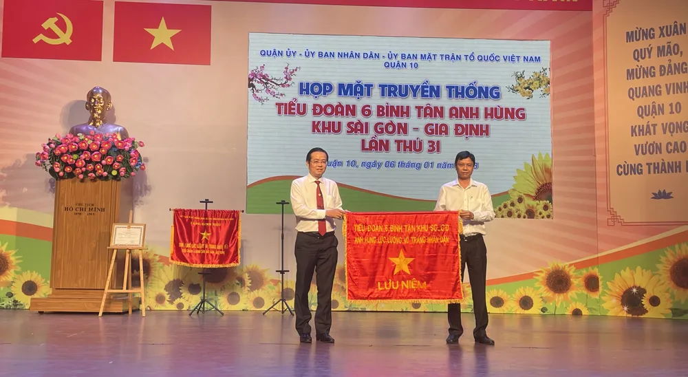 Bí thư Quận ủy quận 10 Lê Văn Minh trao cờ truyền thống cho Phó Bí thư Quận ủy, Chủ tịch UBND quận Tân Bình Nguyễn Bá Thành Bí thư Quận ủy quận 10 Lê Văn Minh trao cờ truyền thống cho Phó Bí thư Quận ủy, Chủ tịch UBND quận Tân Bình Nguyễn Bá Thành