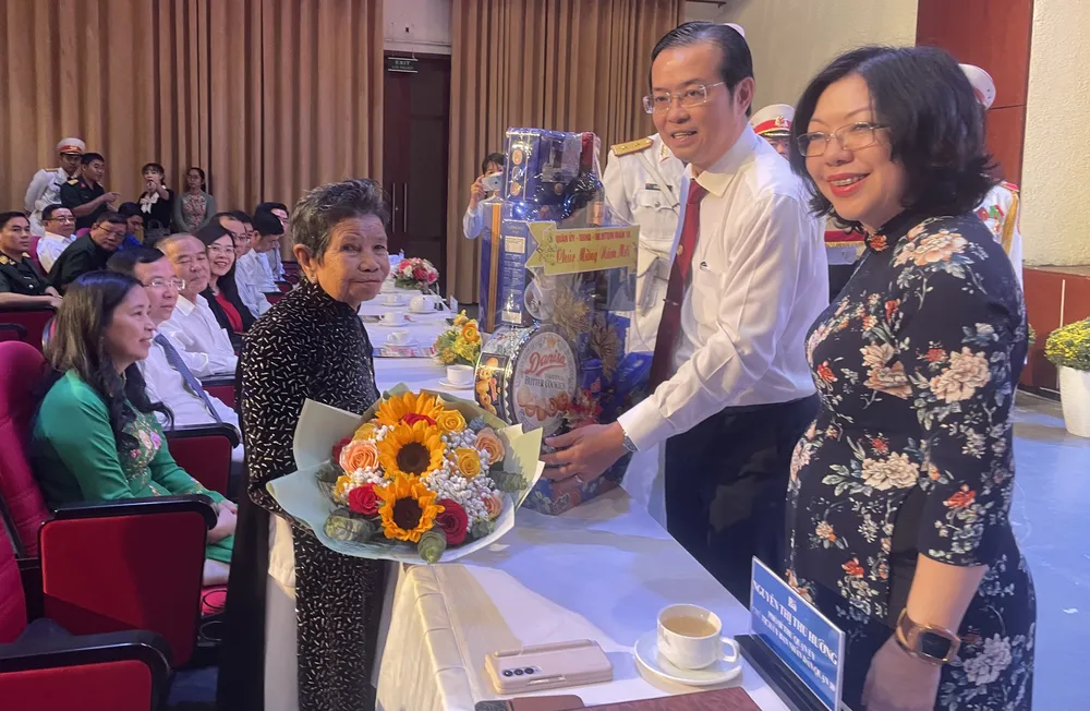 Bí thư Quận ủy quận 10 Lê Văn Minh và Chủ tịch UBND quận 10 Nguyễn Thị Thu Hường trao hoa, tặng quà cho Mẹ Việt Nam anh hùng Phan Thị Tám Bí thư Quận ủy quận 10 Lê Văn Minh và Chủ tịch UBND quận 10 Nguyễn Thị Thu Hường trao hoa, tặng quà cho Mẹ Việt Nam anh hùng Phan Thị Tám