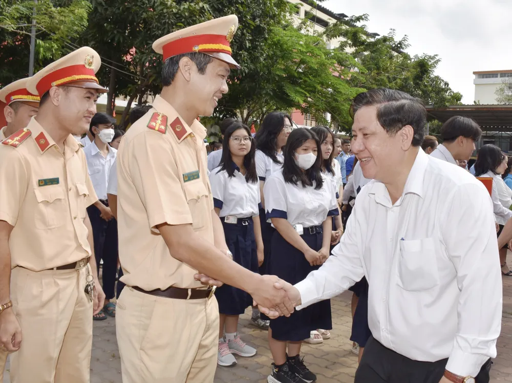 Phó Chủ tịch UBND quận 10 Huỳnh Văn Tâm động viên lực lượng ra quân thực hiện Năm an toàn giao thông 2023 Phó Chủ tịch UBND quận 10 Huỳnh Văn Tâm động viên lực lượng ra quân thực hiện Năm an toàn giao thông 2023