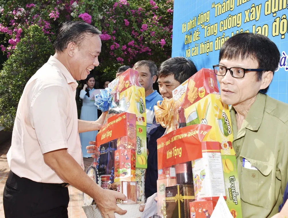 Ông Bùi Thế Hải, Phó Chủ tịch UBND quận 10, trao tặng quà đến người lao động bị tai nạn lao động, có mức suy giảm khả năng lao động trên 51% Ông Bùi Thế Hải, Phó Chủ tịch UBND quận 10, trao tặng quà đến người lao động bị tai nạn lao động, có mức suy giảm khả năng lao động trên 51%