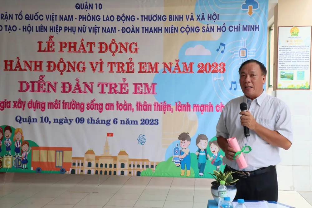 Phó Chủ tịch UBND quận 10 Bùi Thế Hải giải đáp thắc mắc tại diễn đàn