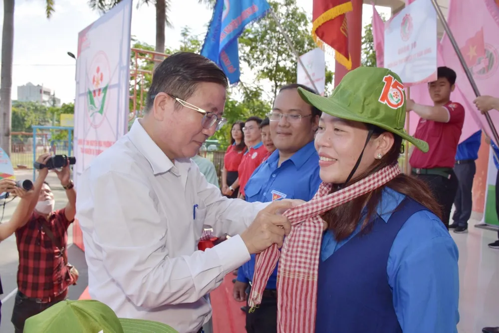 Phó Bí thư Thường trực Quận ủy quận 10 Nguyễn Bắc Nam trao nón, khăn rằn cho chị Trần Thị Thanh Tâm, Phó Bí thư Thường trực Quận đoàn 10, Phó Ban chỉ đạo các chiến dịch tình nguyện hè năm 2023
