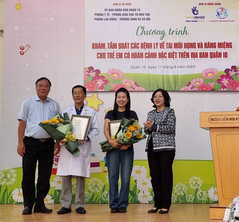 Chủ tịch UBND quận 10 Nguyễn Thị Thu Hường (bìa phải) và Phó Chủ tịch UBND quận 10 Bùi Thế Hải (bìa trái) tặng hoa, trao thư cảm ơn đến các đơn vị đồng hành cùng chương trình