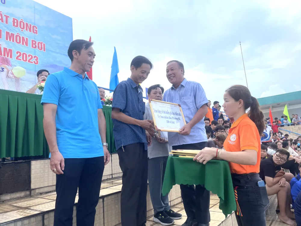 Phó Chủ tịch UBND quận 10 Bùi Thế Hải trao bảng tượng trưng tặng vé bơi miễn phí cho thiếu nhi