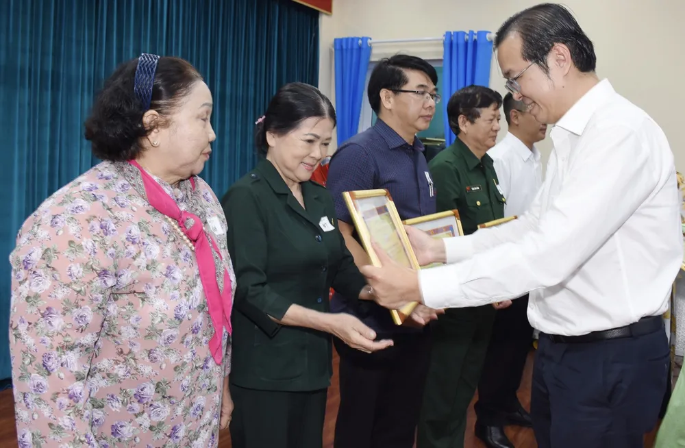 Bí thư Quận ủy quận 10 Lê Văn Minh trao thưởng các tập thể có thành tích xuất sắc trong thực hiện chương trình phối hợp tổ chức các hoạt động giáo dục lý tưởng, truyền thống cách mạng cho thế hệ trẻ giai đoạn 2017–2022 Bí thư Quận ủy quận 10 Lê Văn Minh trao thưởng các tập thể có thành tích xuất sắc trong thực hiện chương trình phối hợp tổ chức các hoạt động giáo dục lý tưởng, truyền thống cách mạng cho thế hệ trẻ giai đoạn 2017–2022