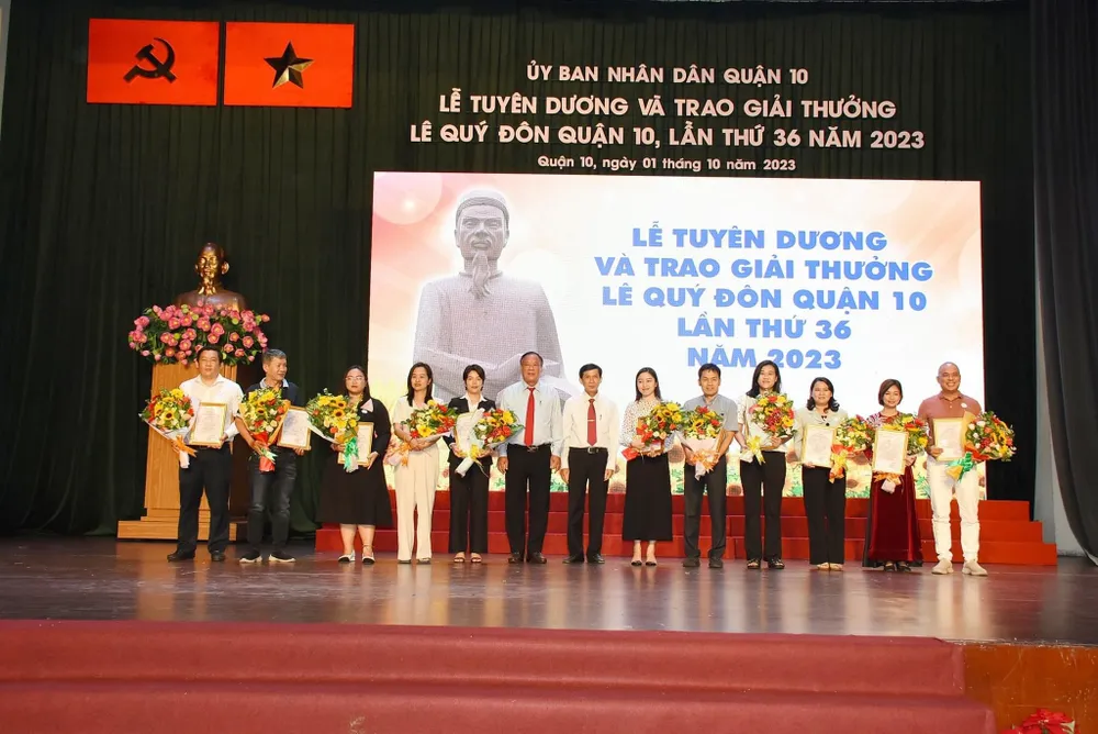 Phó Chủ tịch UBND quận 10 Bùi Thế Hải (thứ 6 từ trái sang) trao hoa và thư cảm ơn đến những mạnh thường quân đồng hành cùng giải thưởng Lê Quý Đôn Phó Chủ tịch UBND quận 10 Bùi Thế Hải (thứ 6 từ trái sang) trao hoa và thư cảm ơn đến những mạnh thường quân đồng hành cùng giải thưởng Lê Quý Đôn