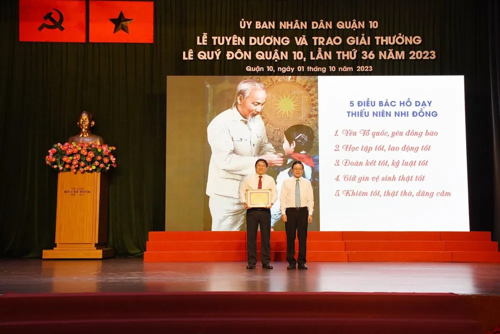 Phó Bí thư Thường trực Quận ủy quận 10 Nguyễn Bắc Nam trao giấy khen cho tập thể Ban Giám hiệu, thầy cô và học sinh Trường THCS Nguyễn Văn Tố Phó Bí thư Thường trực Quận ủy quận 10 Nguyễn Bắc Nam trao giấy khen cho tập thể Ban Giám hiệu, thầy cô và học sinh Trường THCS Nguyễn Văn Tố