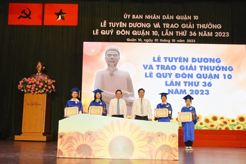 Tuyên dương 4 học sinh 2 lần đoạt giải thưởng Lê Quý Đôn quận 10 Tuyên dương 4 học sinh 2 lần đoạt giải thưởng Lê Quý Đôn quận 10