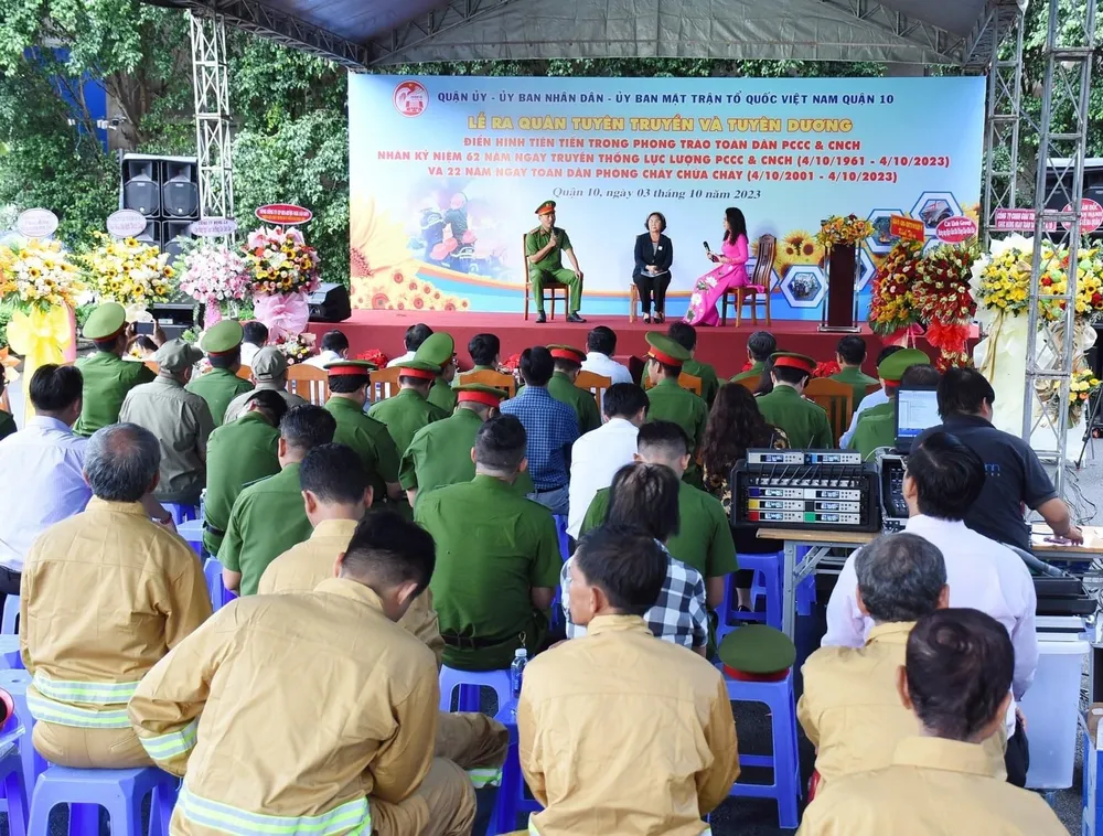 Giao lưu cùng 2 gương điển hình trong công tác PCCC và cứu nạn, cứu hộ Giao lưu cùng 2 gương điển hình trong công tác PCCC và cứu nạn, cứu hộ