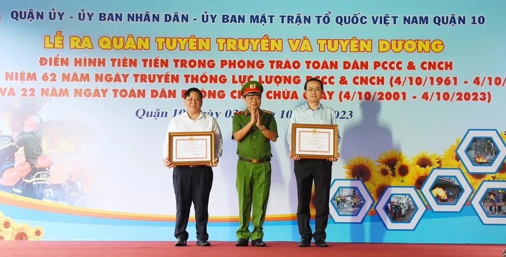 Thiếu tướng Nguyễn Thanh Hưởng, Phó Giám đốc Công an TPHCM, trao Bằng khen của UBND TPHCM đến Bí thư Quận ủy quận 10 Lê Văn Minh và Phó Chủ tịch UBND quận 10 Huỳnh Văn Tâm Thiếu tướng Nguyễn Thanh Hưởng, Phó Giám đốc Công an TPHCM, trao Bằng khen của UBND TPHCM đến Bí thư Quận ủy quận 10 Lê Văn Minh và Phó Chủ tịch UBND quận 10 Huỳnh Văn Tâm