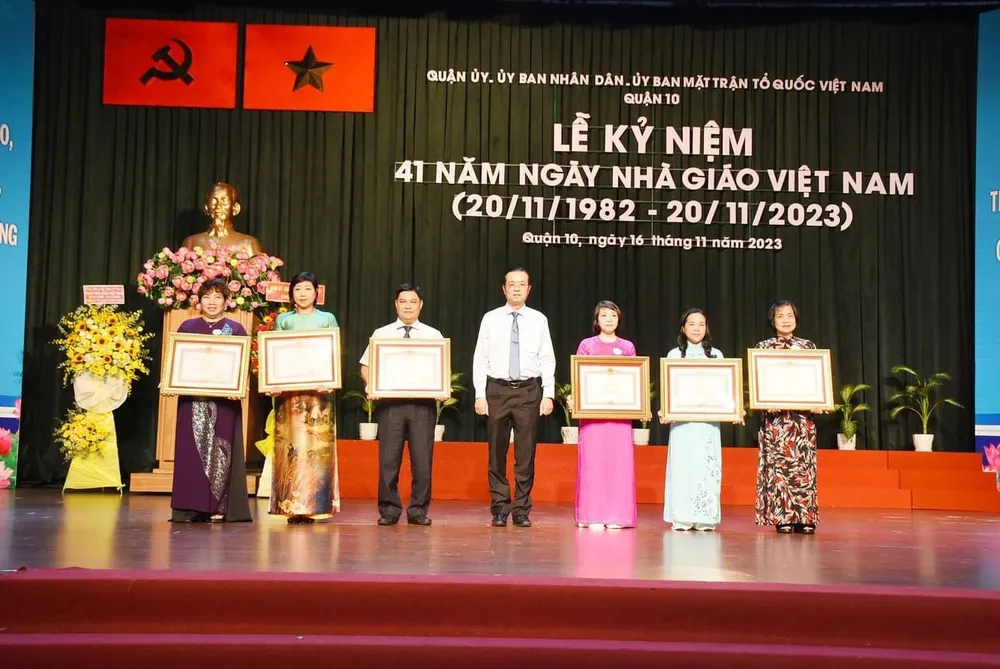 Bí thư Quận ủy quận 10 Lê Văn Minh trao Bằng khen của Thủ tướng Chính phủ cho 6 tập thể, cá nhân có thành tích xuất sắc trong sự nghiệp giáo dục