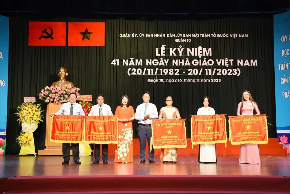 Đại diện 5 đơn vị của quận 10 dẫn đầu phong trào thi đua năm học 2022 - 2023 nhận Cờ thi đua của UBND TPHCM