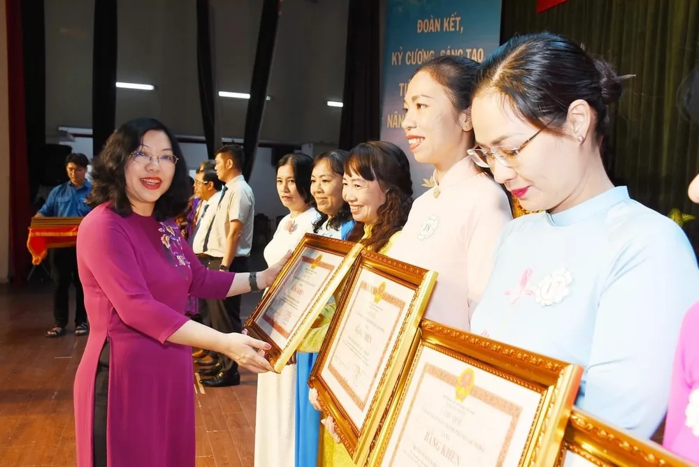 Chủ tịch UBND quận 10 Nguyễn Thị Thu Hường trao Bằng khen của UBND TPHCM cho đại diện các tập thể đạt thành tích xuất sắc