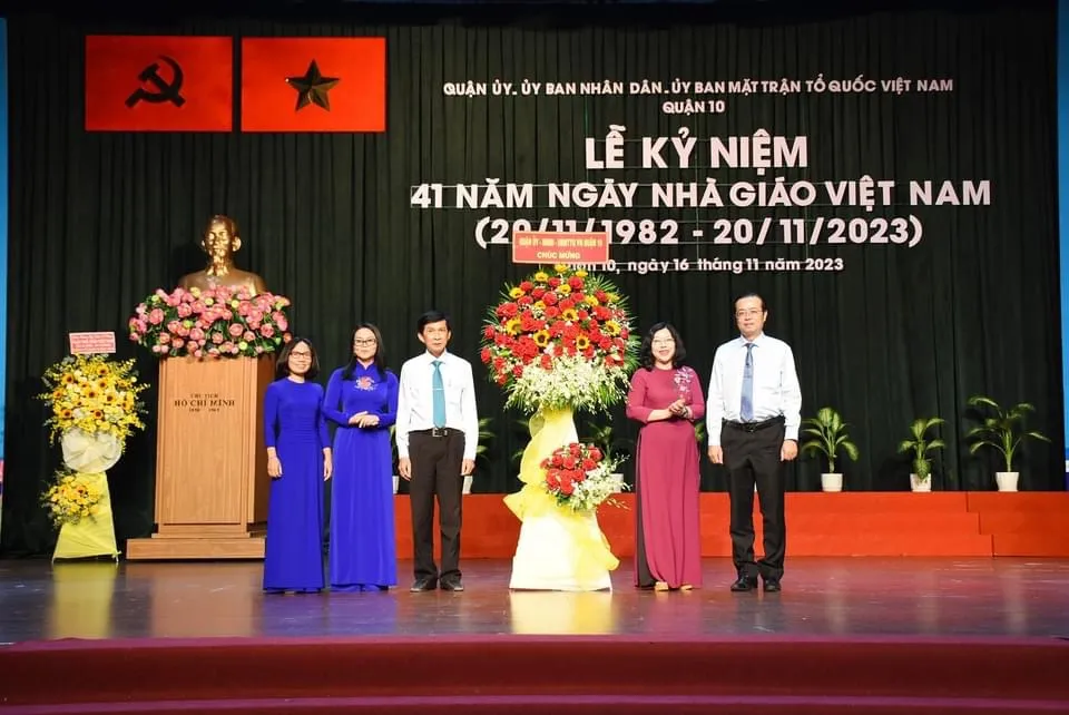 Lãnh đạo Quận ủy, UBND quận 10 tặng hoa chúc mừng lãnh đạo Phòng GD - ĐT quận 10