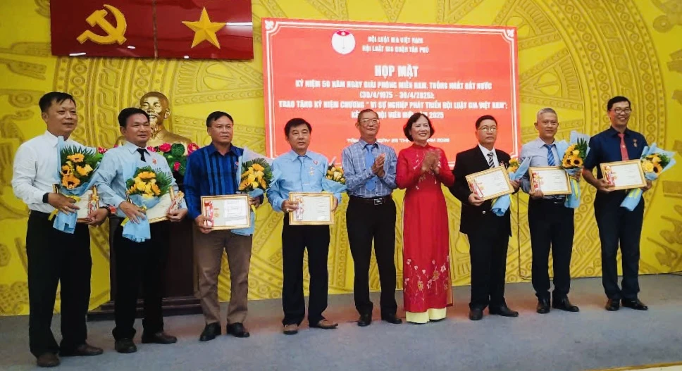 Bà Ung Thị Xuân Hương chúc mừng 7 hội viên của Hội Luật gia quận Tân Phú nhận Kỷ niệm chương “Vì sự nghiệp phát triển Hội Luật gia Việt Nam” IMG_1745.jpg