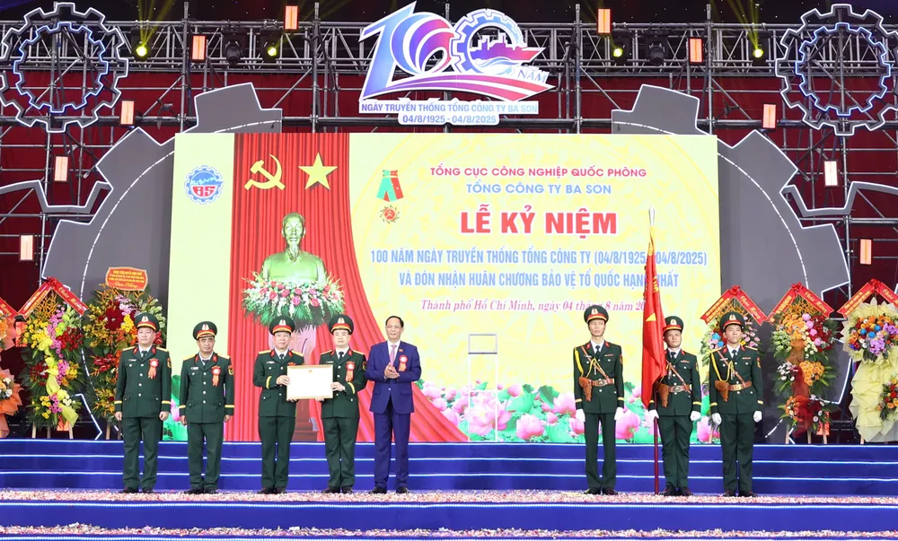 Thượng tướng Trần Quang Phương, Phó Chủ tịch Quốc hội, trao Huân chương Bảo vệ Tổ quốc hạng nhất cho Tổng Công ty Ba Son T_CM0450.JPG