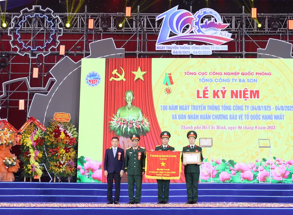 Phó Chủ tịch UBND TPHCM Nguyễn Văn Dũng trao Cờ truyền thống, Bằng khen của UBND TPHCM tặng Tổng Công ty Ba Son T_CM0472.JPG