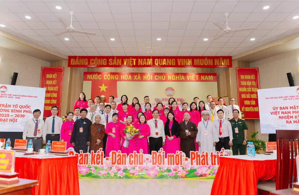Các ủy viên Ủy ban MTTQ Việt Nam phường Bình Phú nhiệm kỳ 2025-2030 ra mắt đại hội Đại hội Ủy ban MTTQ Việt Nam phường Bình Phú (2).JPG