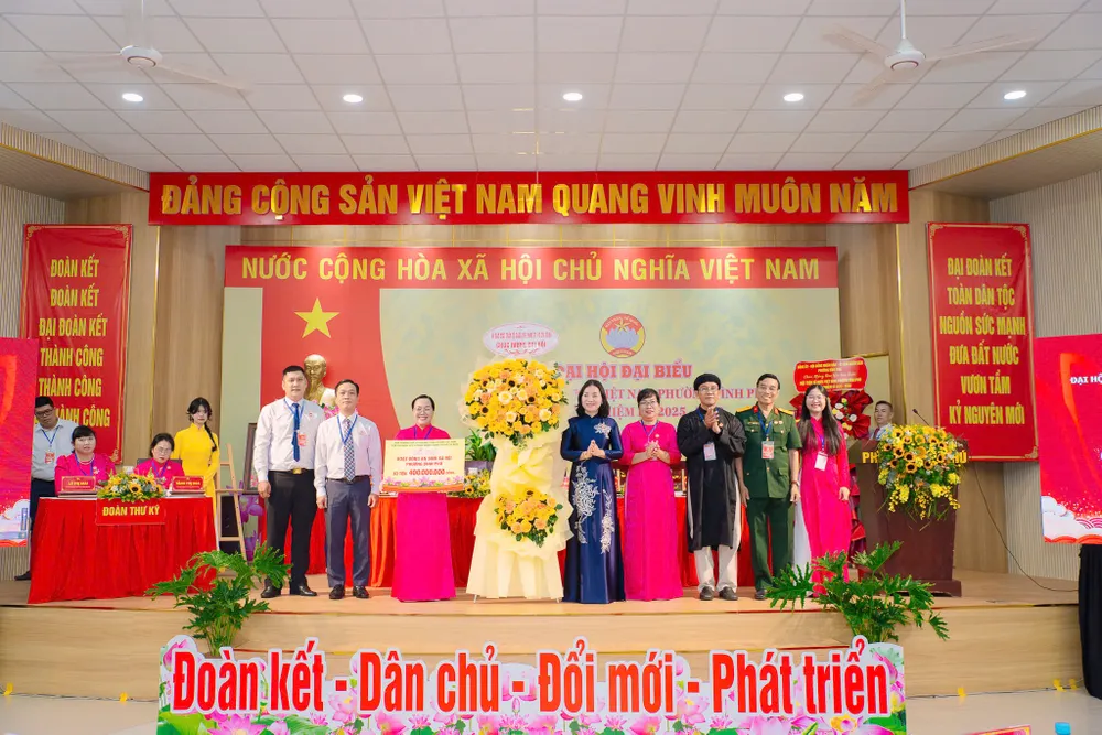 Đồng chí Trương Thị Bích Hạnh tặng hoa chúc mừng đại hội và trao 400 triệu đồng hỗ trợ hoạt động an sinh xã hội tại phường Bình Phú Đại hội Ủy ban MTTQ Việt Nam phường Bình Phú (3).JPG