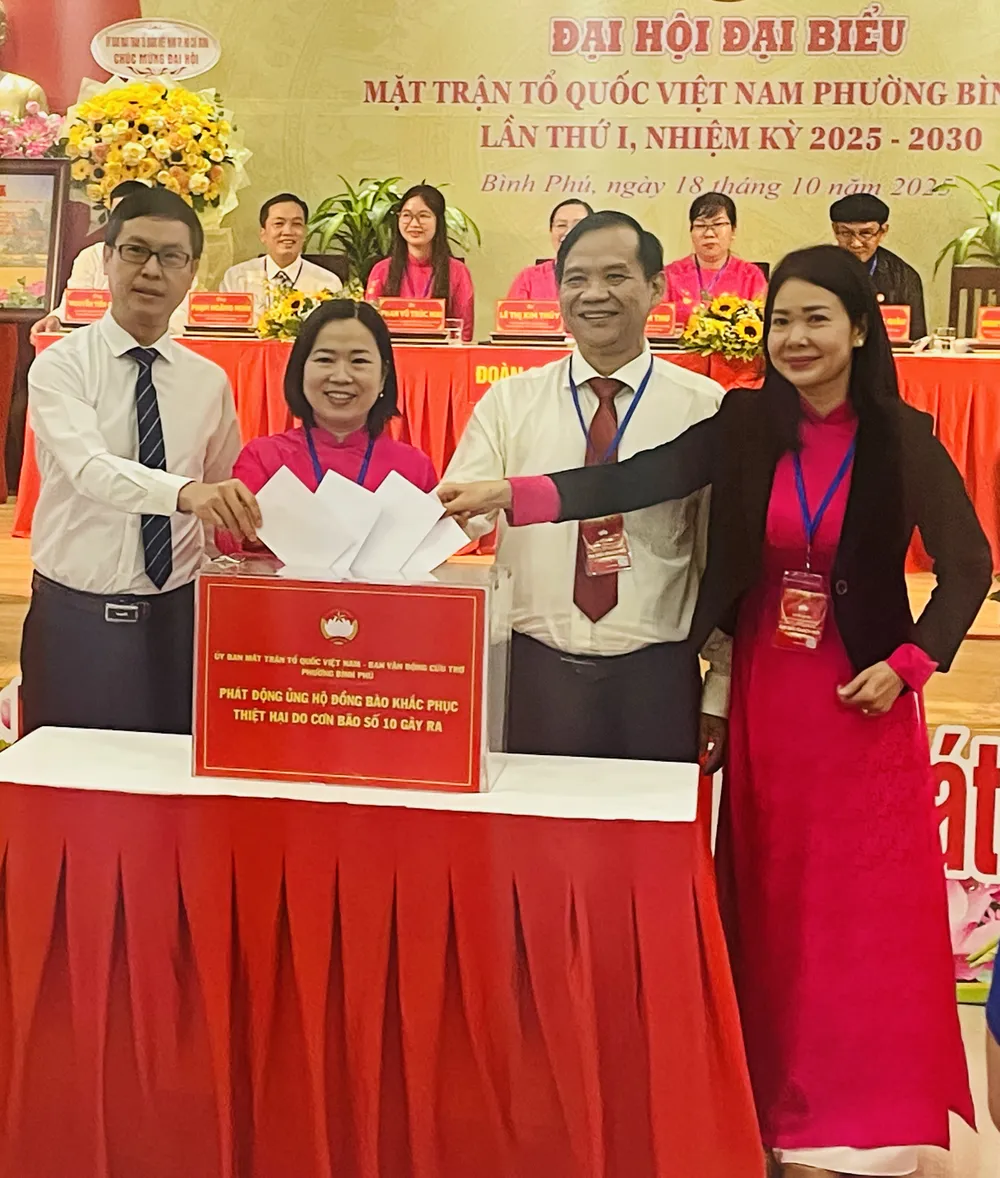 Các đại biểu đóng góp ủng hộ đồng bào khắc phục thiệt hại do cơn bão số 10 gây ra Đại hội Ủy ban MTTQ Việt Nam phường Bình Phú (6).jpg