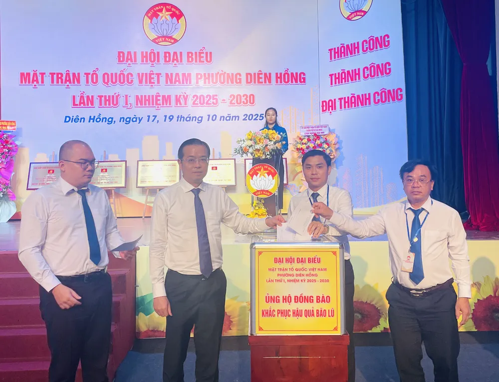Các đại biểu đóng góp ủng hộ đồng bào chịu ảnh hưởng do bão, lũ Đại hội đại biểu Ủy ban MTTQ Việt Nam phường Diên Hồng (2).jpg