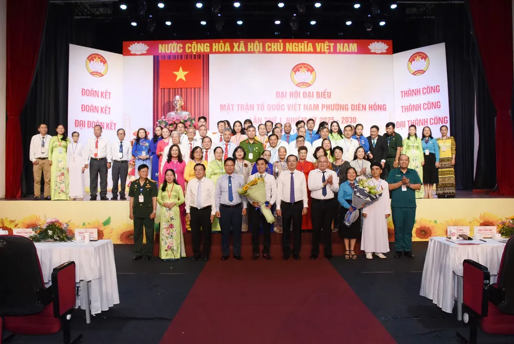 Đại diện Ủy ban MTTQ Việt Nam TPHCM và lãnh đạo phường Diên Hồng chúc mừng các ủy viên của Ủy ban MTTQ Việt Nam phường Diên Hồng, nhiệm kỳ 2025-2030 Đại hội đại biểu Ủy ban MTTQ Việt Nam phường Diên Hồng (3).jpg