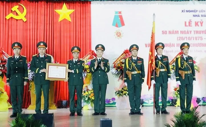 Thừa ủy quyền của Chủ tịch nước, Trung tướng Đinh Quốc Hùng, Bí thư Đảng ủy, Chính ủy Tổng cục Công nghiệp Quốc phòng trao Huân chương Bảo vệ Tổ quốc hạng Ba cho Nhà máy X51 Nhà máy X51 nhận Huân chương Bảo vệ Tổ quốc hạng ba (2).jpg