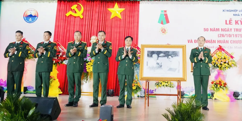 Trung tướng Đinh Quốc Hùng, Bí thư Đảng ủy, Chính ủy Tổng cục Công nghiệp Quốc phòng tặng bức tranh cho lãnh đạo Nhà máy X51 Nhà máy X51 nhận Huân chương Bảo vệ Tổ quốc hạng ba (3).jpg