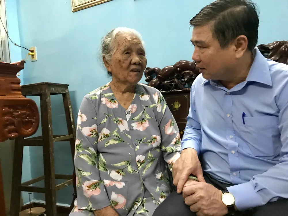 Chủ tịch UBND TPHCM đến bệnh viện thăm người có công ảnh 2
