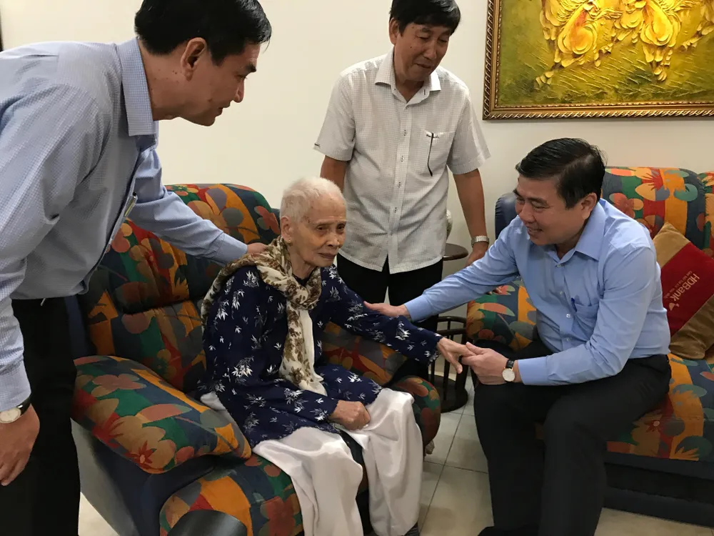 Chủ tịch UBND TPHCM đến bệnh viện thăm người có công ảnh 3