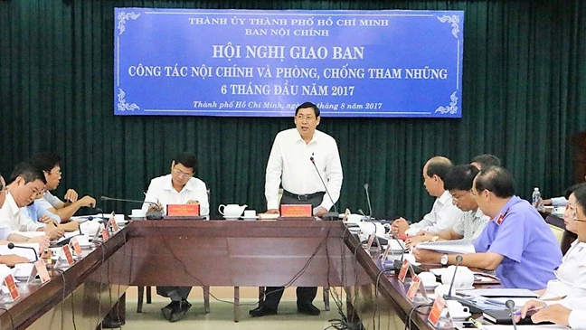 Đồng chí Trần Thế Lưu (đứng), Ủy viên Ban Thường vụ Thành ủy, Trưởng Ban Nội chính Thành ủy TPHCM phát biểu tại hội nghị giao ban.