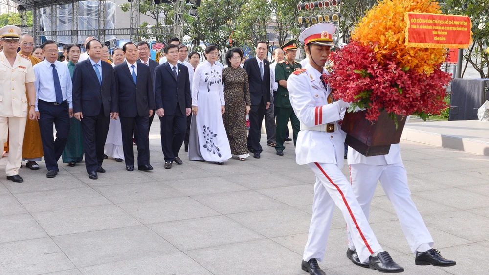 Các đồng chí lãnh đạo TPHCM, các đại biểu dâng hoa tại Tượng đài Chủ tịch Hồ Chí Minh