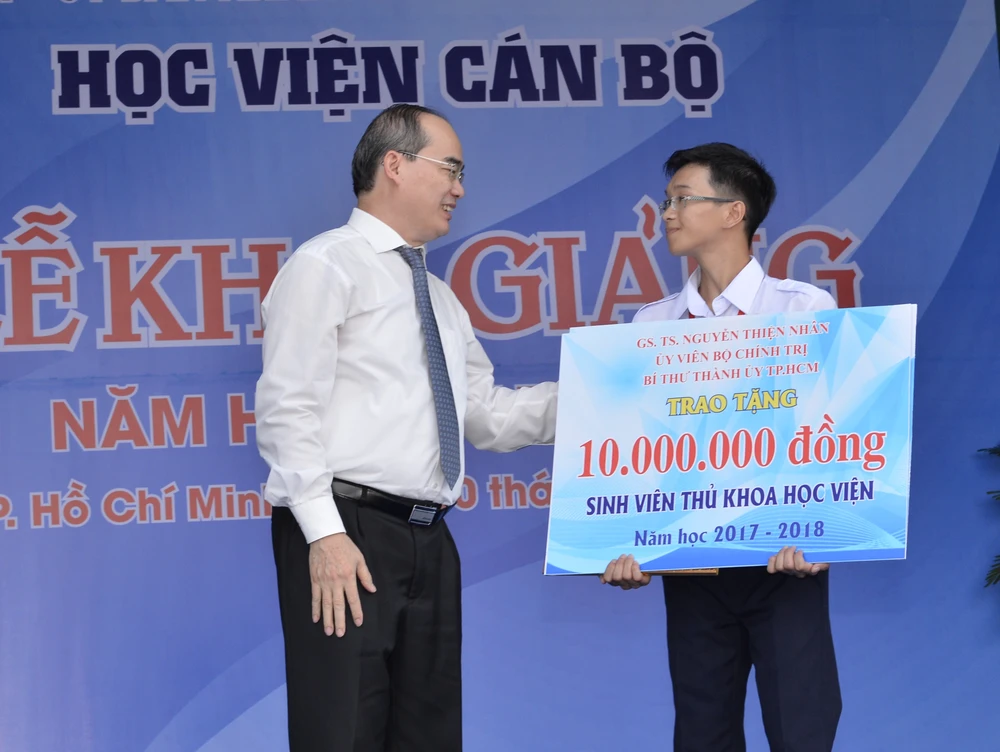 Bí thư Thành ủy TPHCM Nguyễn Thiện Nhân trao học bổng cho thủ khoa của Học viện Cán bộ TPHCM. Ảnh VIỆT DŨNG