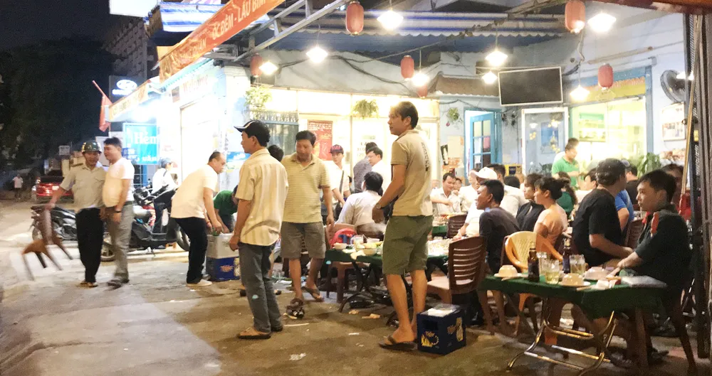 Tạt nước sôi phản ứng khi bị xử lý lấn chiếm vỉa hè ảnh 1